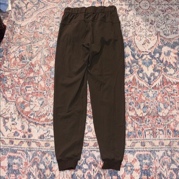 Lululemon On The Fly Jogger Luxtreme 25” in Dark Olive SZ 2 EUC - Picture 4 of 5